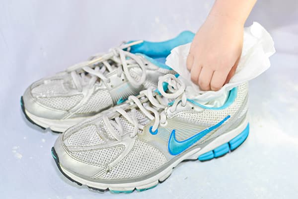 Séchage des baskets avec des serviettes à l'intérieur