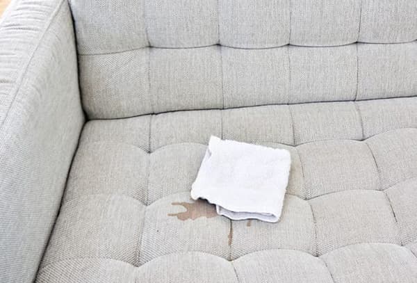 Tache de sauce soja sur le canapé