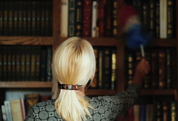 Nettoyage à sec des livres de la poussière