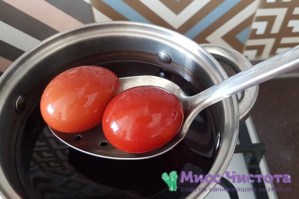 Œufs après cuisson dans un bouillon de cosse