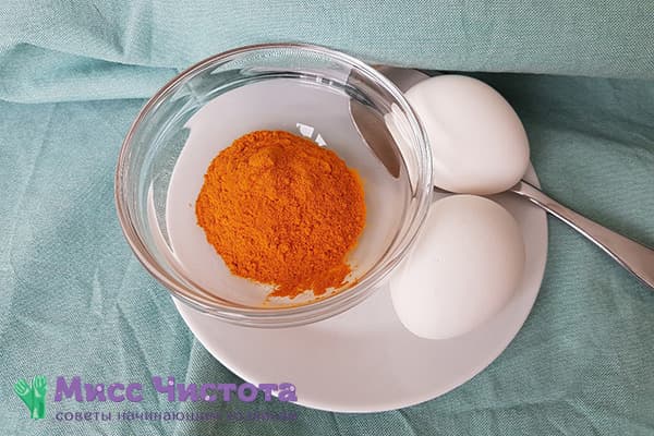 Œufs durs et curcuma