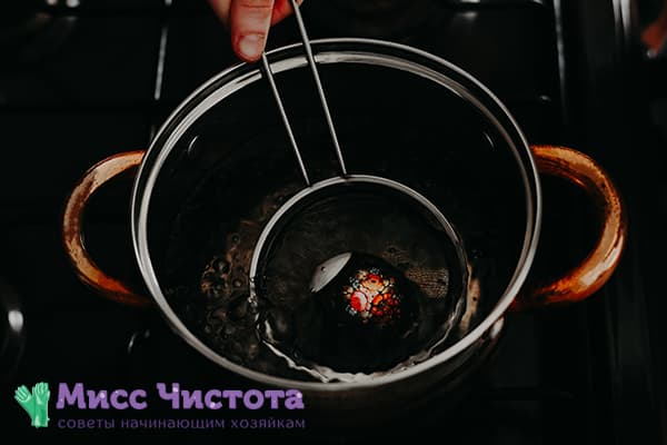 Utiliser des autocollants thermiques pour décorer un œuf de Pâques