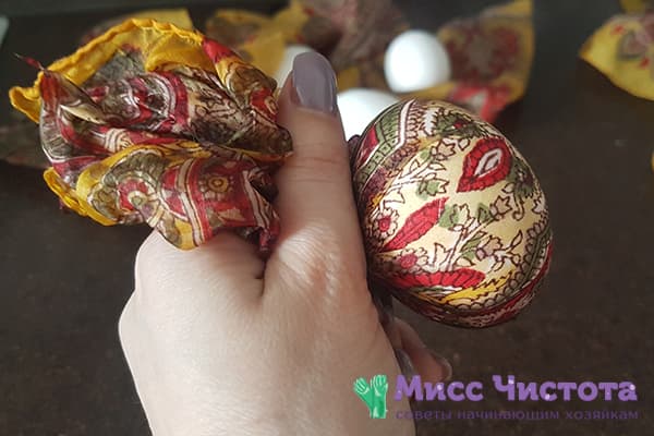 Œuf enveloppé de soie imprimée