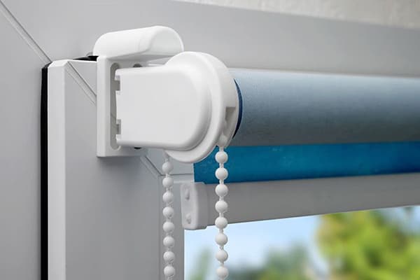 Fixation du store à la fenêtre