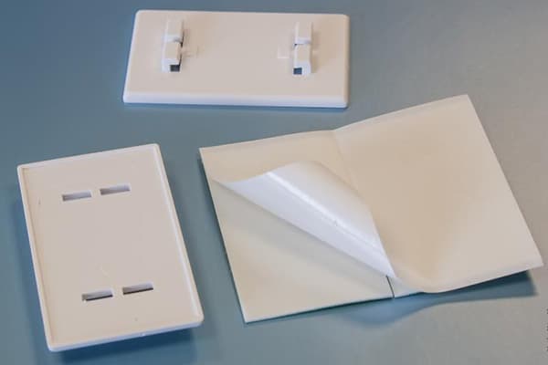 Supports collants pour stores à rouleau