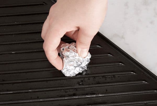 nettoyage du barbecue avec une boule en aluminium
