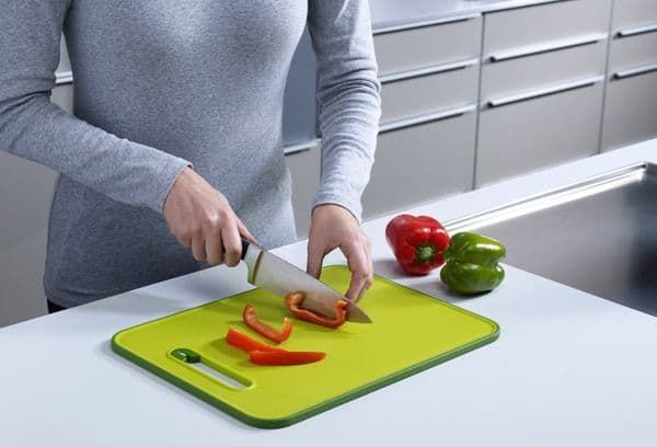 Couper du poivre sur le plateau