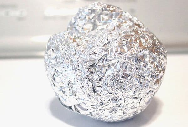 boule de papier d'aluminium