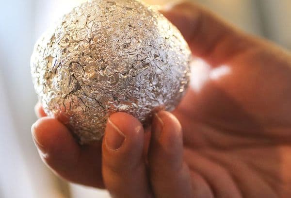 feuille d'aluminium en main