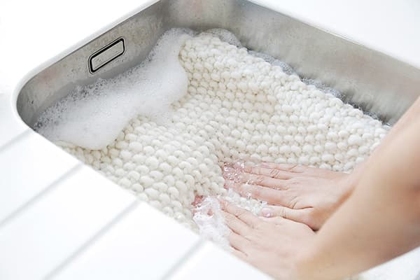 Laver la laine blanche