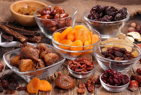 Différents fruits secs et noix