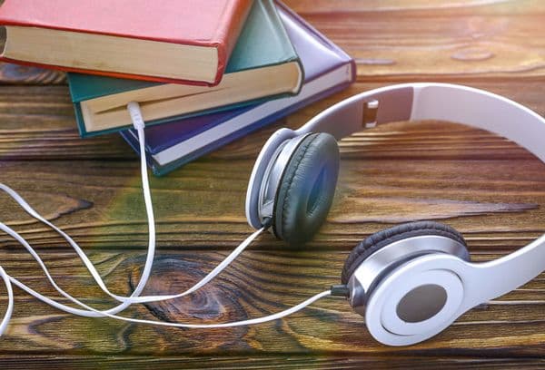 écouteurs et livres
