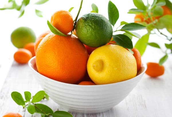 fruits frais sur une assiette