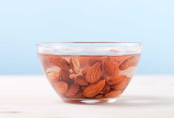 Amandes dans un bol d'eau