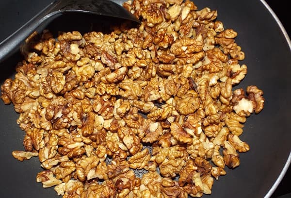 Noix dans une casserole