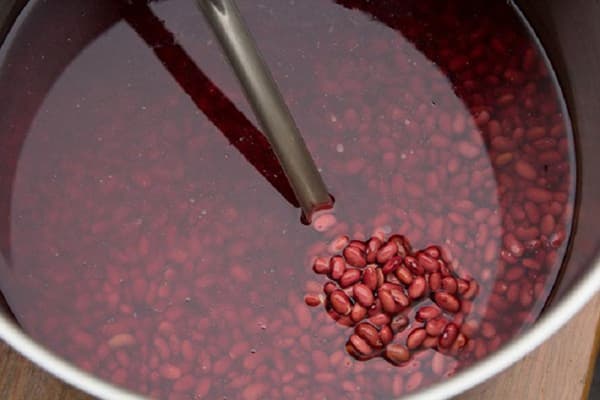 Haricots inondés d'eau