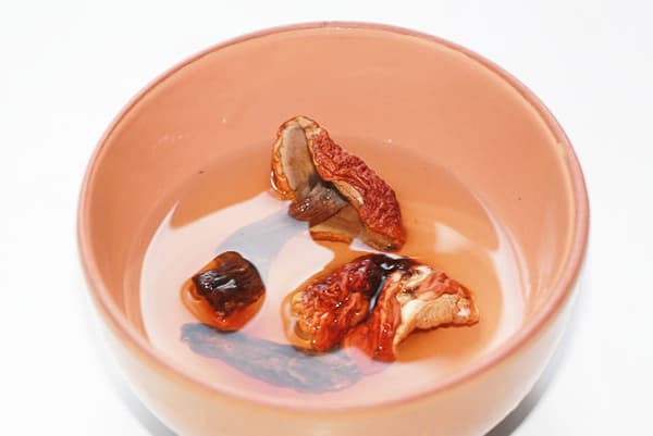 Champignons séchés dans un bol avec de l'eau