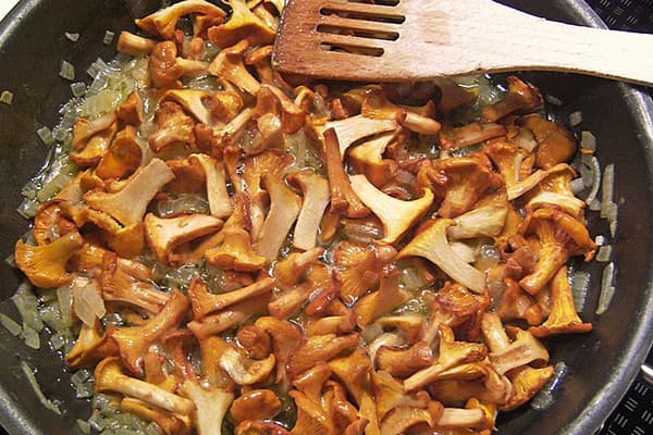 Friture de champignons avec oignons