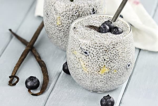 Graines de chia au lait de myrtille