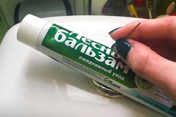 Percer un tube de dentifrice