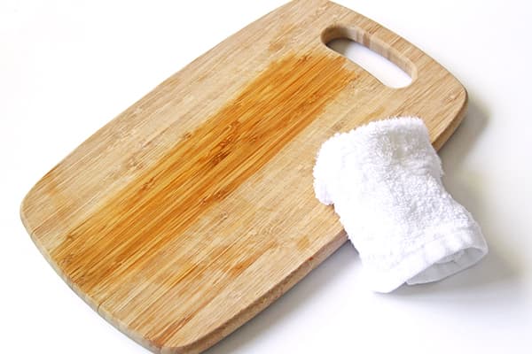 Imprégnation d'une planche à découper en bois