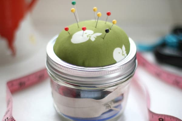 Boîte à aiguilles d'un petit pot