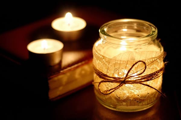 Bougie dans un pot de nourriture pour bébé