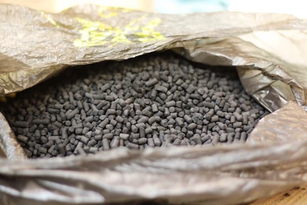 Charbon granulaire pour les hottes