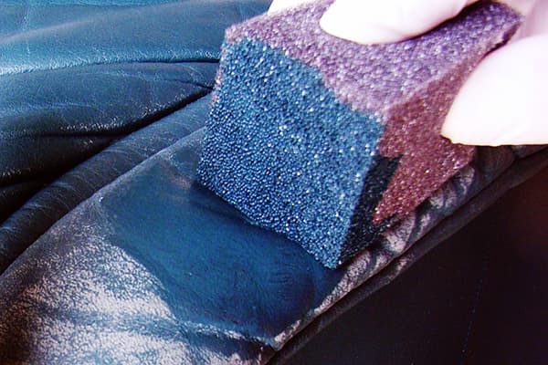 Peindre un canapé en cuir