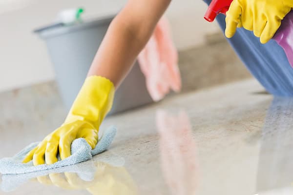 Laver un sol en vrac avec de l'eau de javel