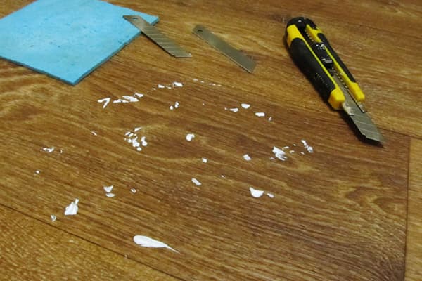 Taches de peinture à base d'eau sur le sol