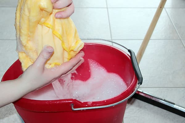 Une femme serre un chiffon avant de se laver