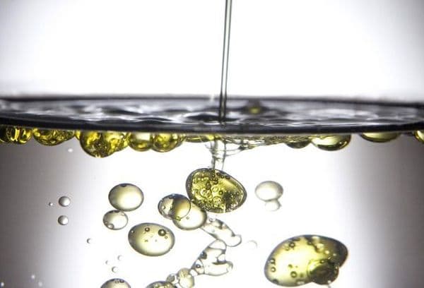 Huile avec de l'eau