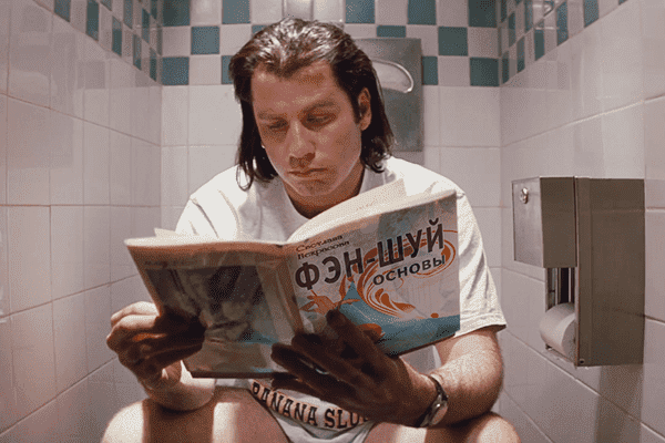 John Travolta lit un livre sur le Feng Shui