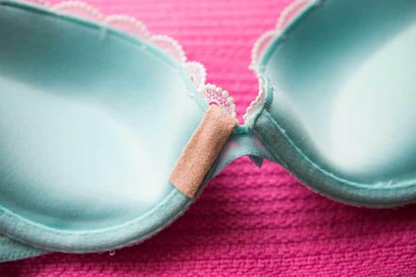 Soutien-gorge scotché