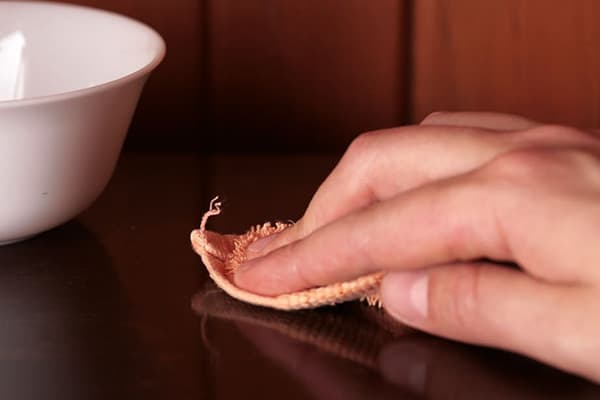 Nettoyage de table poli