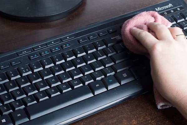 Essuyage du clavier avec un chiffon