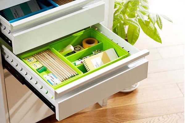 Rangement de bureau dans le tiroir de la table de chevet