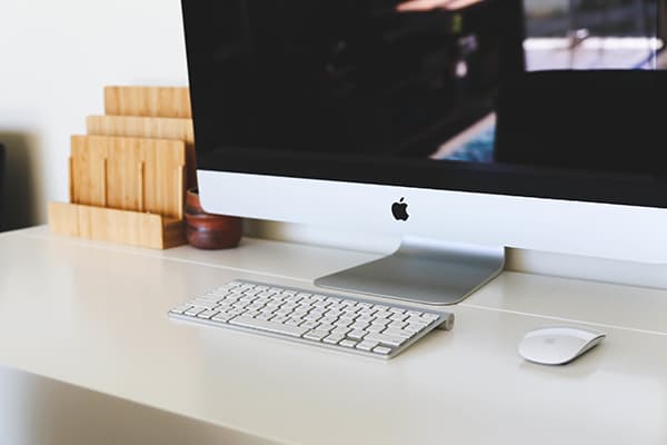 Organisateur vide sur la table