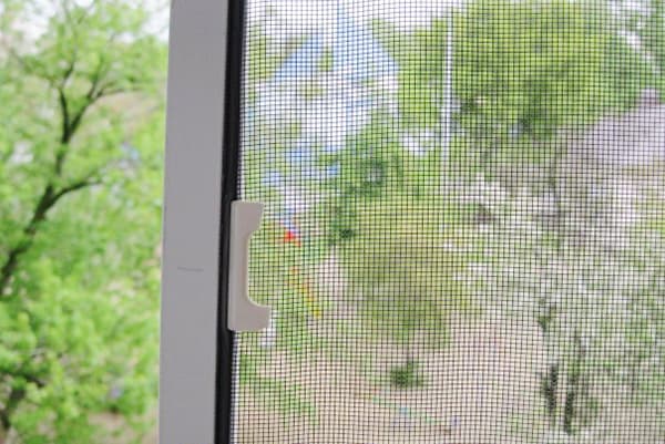 Poignée cassée sur une moustiquaire