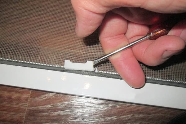 Poignée cassée sur une moustiquaire