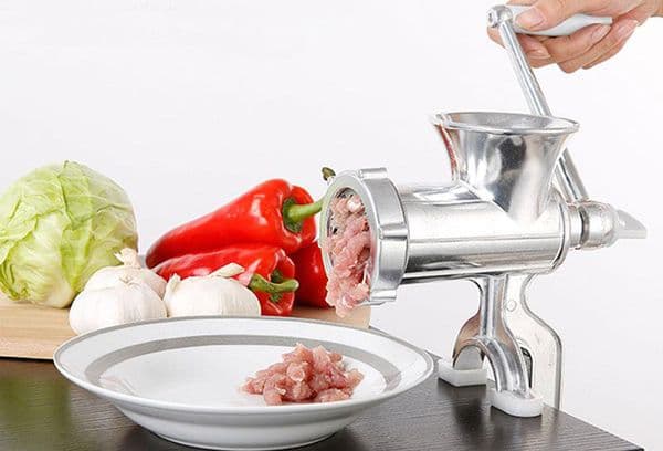 Nous assemblons un hachoir à viande mécanique et électrique