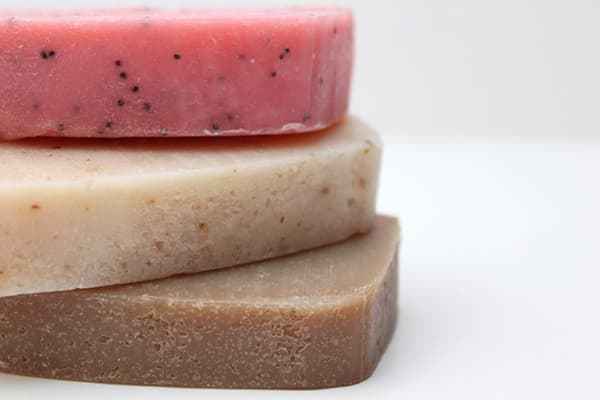 Savon artisanal avec des particules de gommage