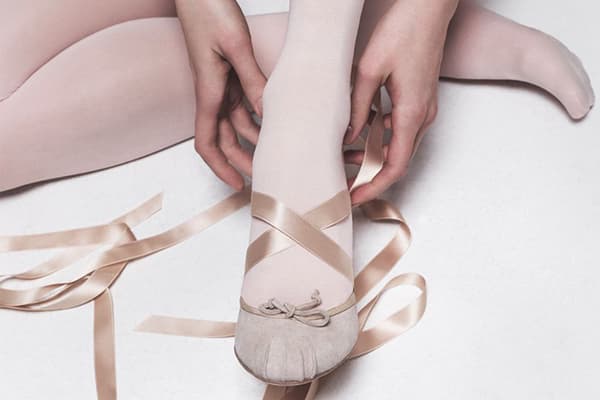Fille met des chaussures de ballet de danse