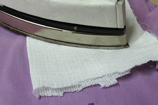 Enlever les taches de silicone avec du fer et de la gaze