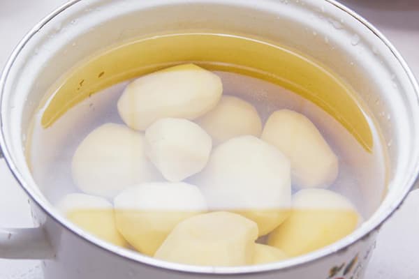 Tremper des pommes de terre pelées