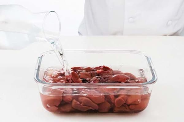 Trempage des rognons de bœuf haché