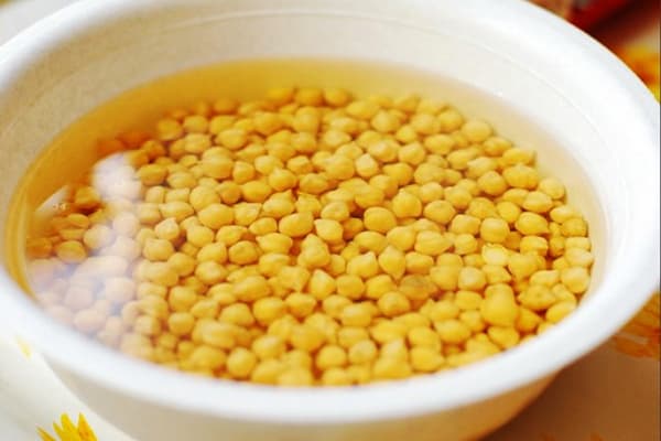 Pois dans un bol avec de l'eau