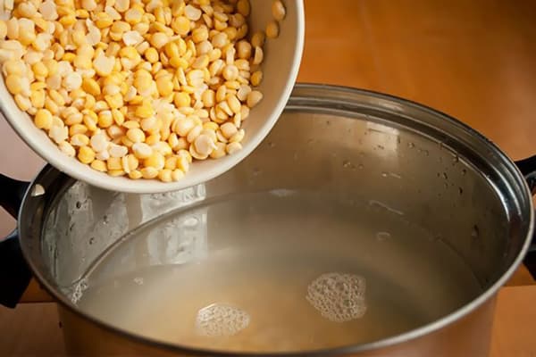 Ajouter les pois hachés à la poêle