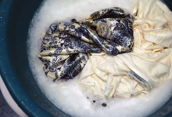 Lavage à la main en soie